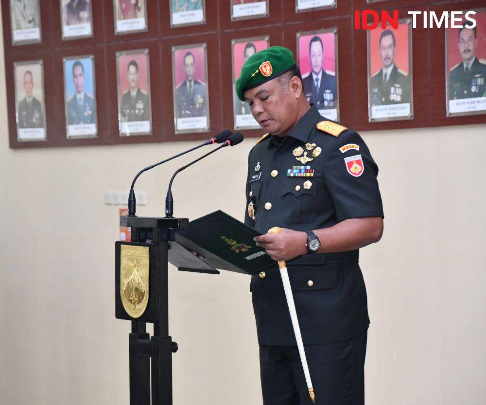 Pangdam Diponegoro Mayjen TNI Tandyo Budi Revita memberi arahan khusus kepada para perwira menengah yang dapat jabatan baru. (IDN Times/Fariz Fardianto)