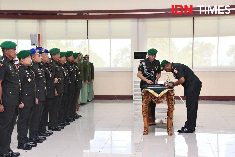 Pangdam Diponegoro Mayjen TNI Tandyo Budi Revita saat meneken surat serah terima jabatan. (IDN Times/Fariz Fardianto)