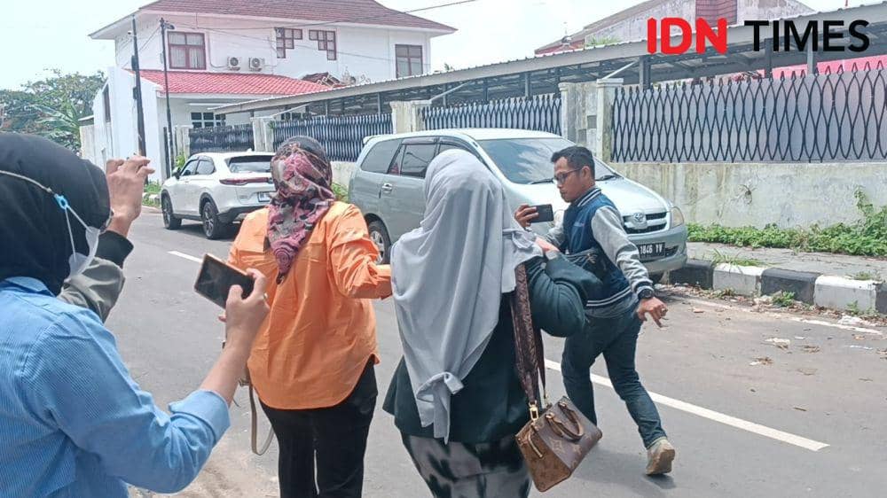Caleg DPRD Provinsi Lampung nomor urut 2 dari Partai Demokrat, Nettylia Syukri saat penuhi panggilan Bawaslu Bandar Lampung, Senin (19/2/2024). (IDN Times/Tama Yudha Wiguna).