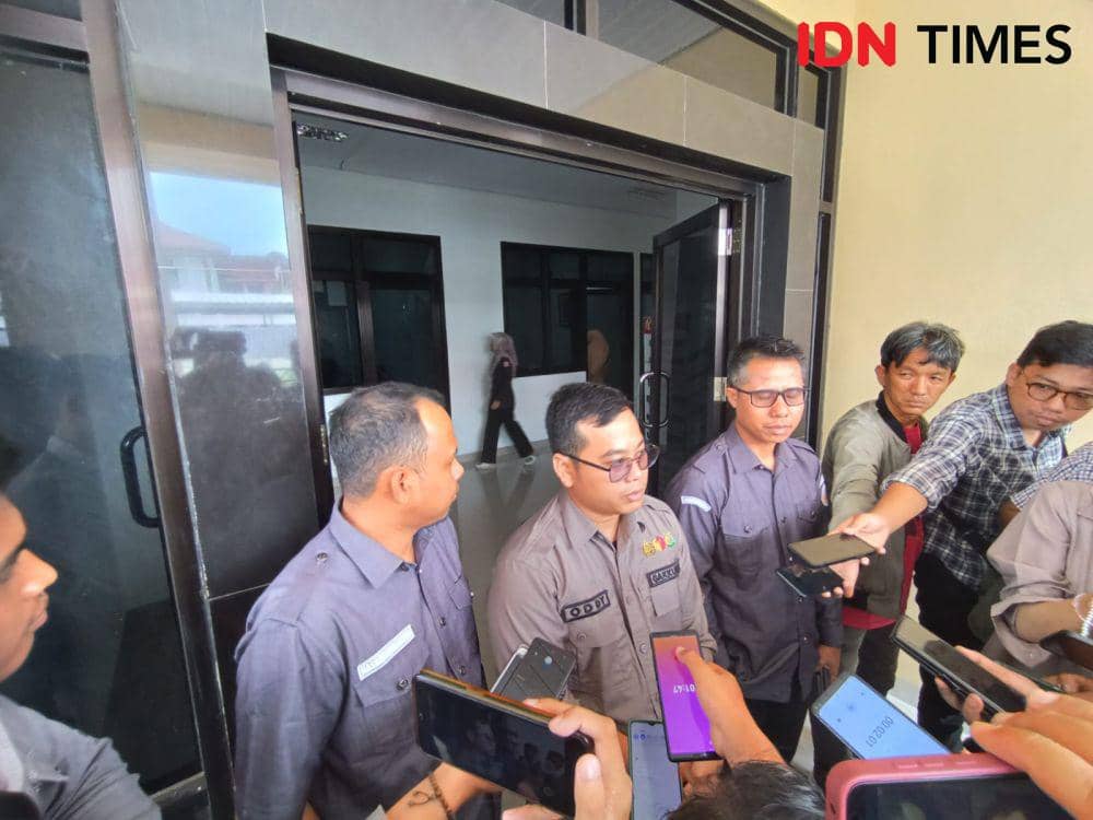 Bawaslu Bandar Lampung menyampaikan keterangan pers pasca memeriksa caleg Nettylia dan Sidik, Senin (19/2/2024). (IDN Times/Tama Yudha Wiguna).