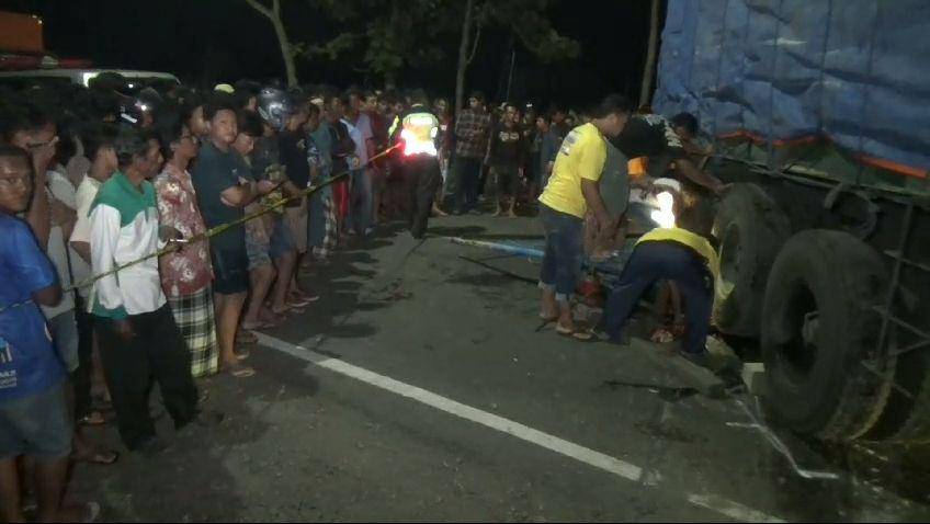 Truk trailer bermuatan 40 ton pupuk mundur lindas kenek di Desa Sidokerto, Kecamatan Karangjati, Kabupaten Ngawi. IDN Times/ Riyanto
