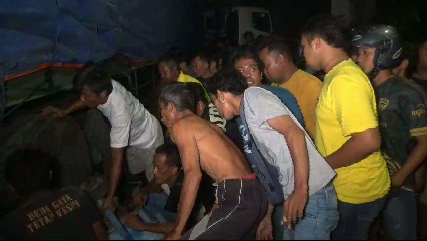 Truk trailer bermuatan 40 ton pupuk mundur lindas kenek di Desa Sidokerto, Kecamatan Karangjati, Kabupaten Ngawi. IDN Times/ Riyanto