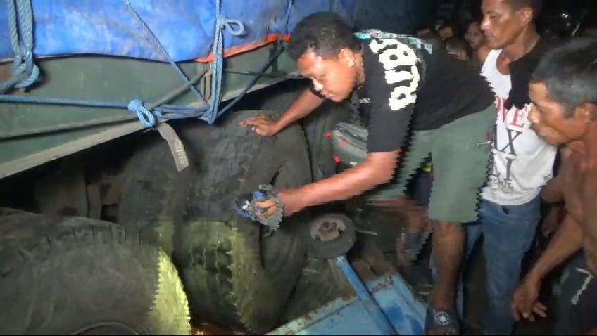 Truk Trailer di Ngawi Bergerak Mundur, Kernet Terlindas hingga Tewas