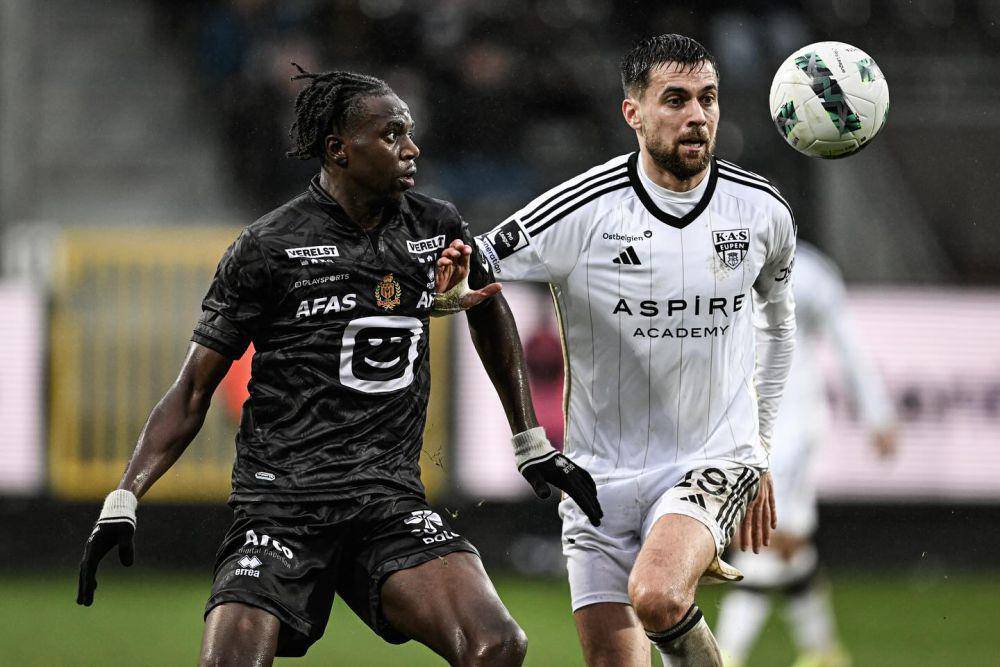 Pemain KAS Eupen (kanan) saat melawan Mechelen. (instagram.com/kaseupenofficial)