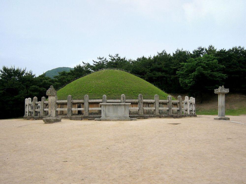 potret tumuli jenderal kim yu sin di Gyeongju (commons.m.wikimedia.org/Alain Seguin)