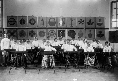 potret para siswa sekolah dasar dan seorang guru era Hindia Belanda (colonialarchitecture.eu)