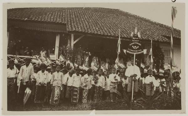 potret siswa sekolah sambungan / vervolgschool di Cisambungan sekitar tahun 1932 (digitalcollections.universiteitleiden.nl/KITLV)
