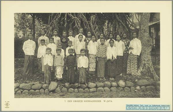 potret siswa dan guru di Sunda, Buitenzorg sekitar tahun 1911 (digitalcollections.universiteitleiden.nl/KITLV