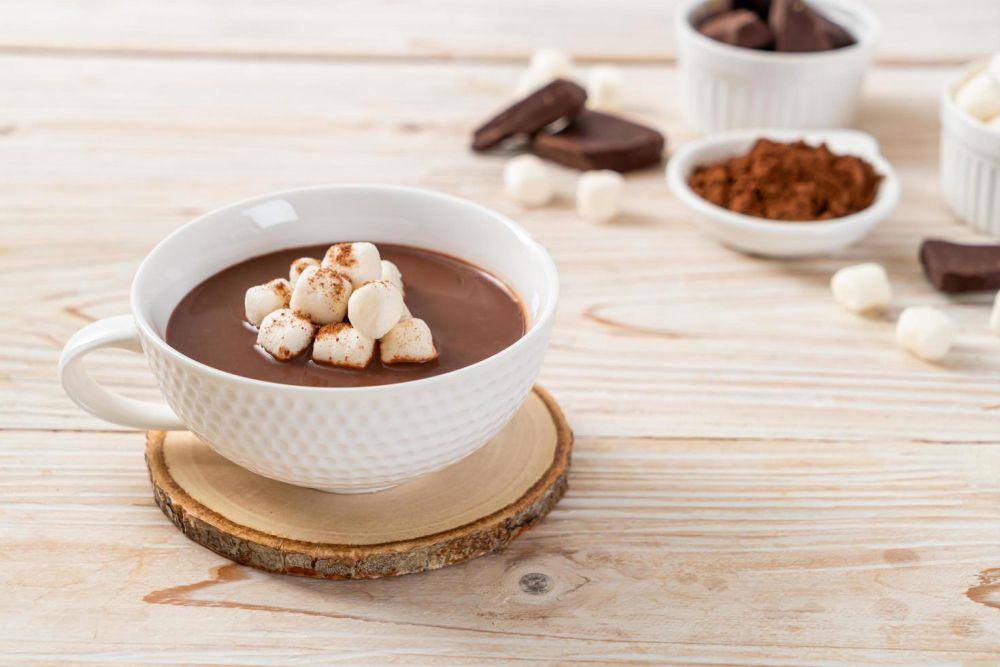 ilustrasi cokelat panas homemade (vecteezy.com/Natthapon Ngamnithiporn)
