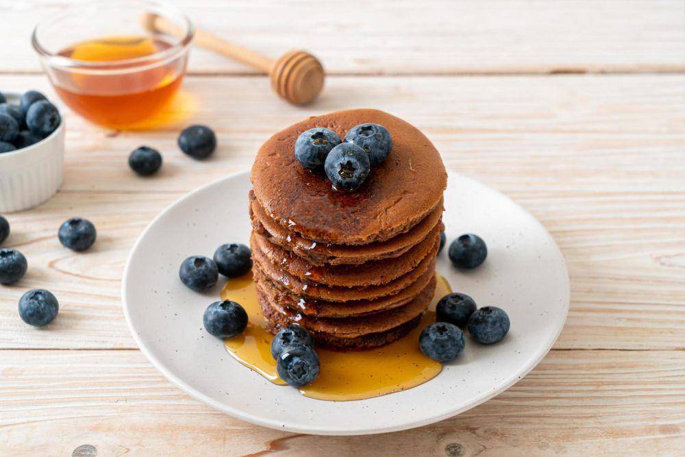 ilustrasi pancake cokelat (vecteezy.com/Natthapon Ngamnithiporn)