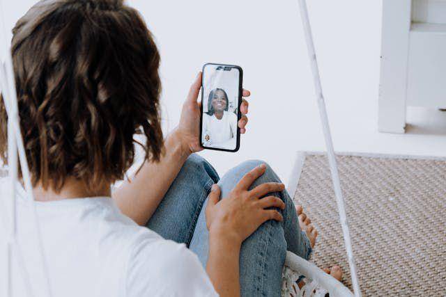 ilustrasi video call (pexels.com/@cottonbro)