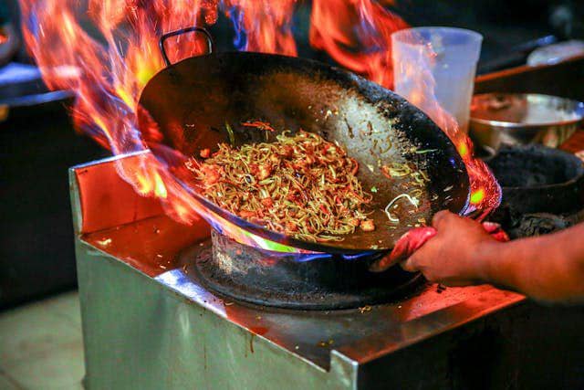 ilustrasi proses memasak udang saus tiram pedas manis (pexels.com/Prince Photos)