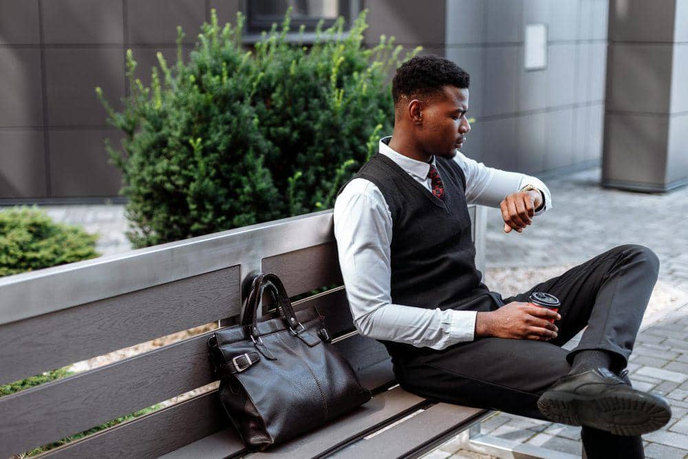 ilustrasi melihat jam tangan (pexels.com/Thirdman)