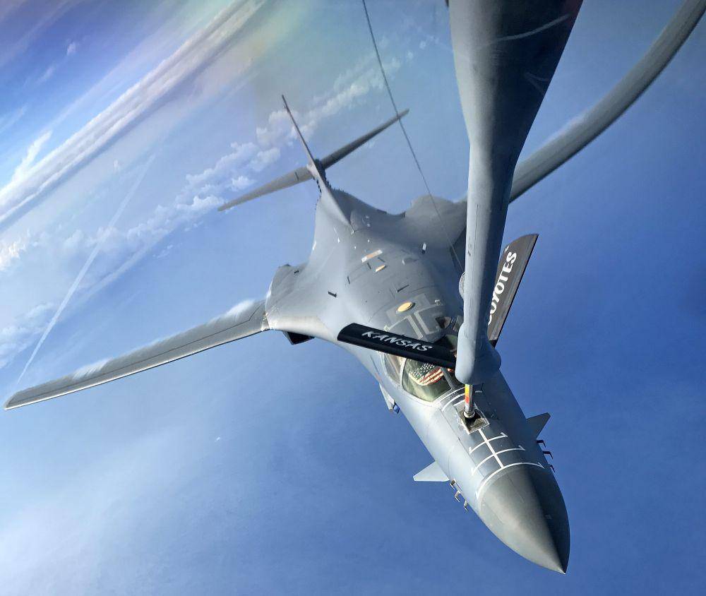 potret pengebom B-1B Lancer yang sedang melakukan pengisian bahan bakar di udara (commons.wikimedia.org/Gerald R. Willis-USAF)