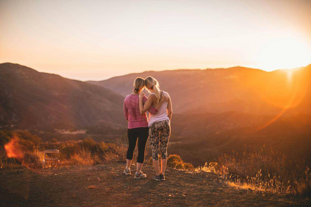 ilustrasi ibu dan anak melihat sunrise (unsplash.com/Roberto Nickson)
