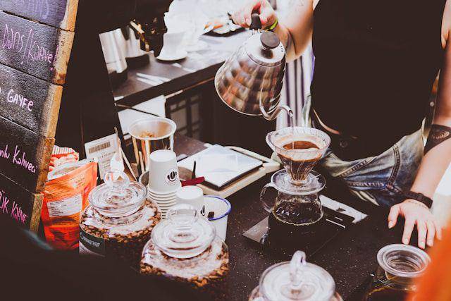 Ilustrasi manual brew (unsplash.com/Sabri Tuzcu)