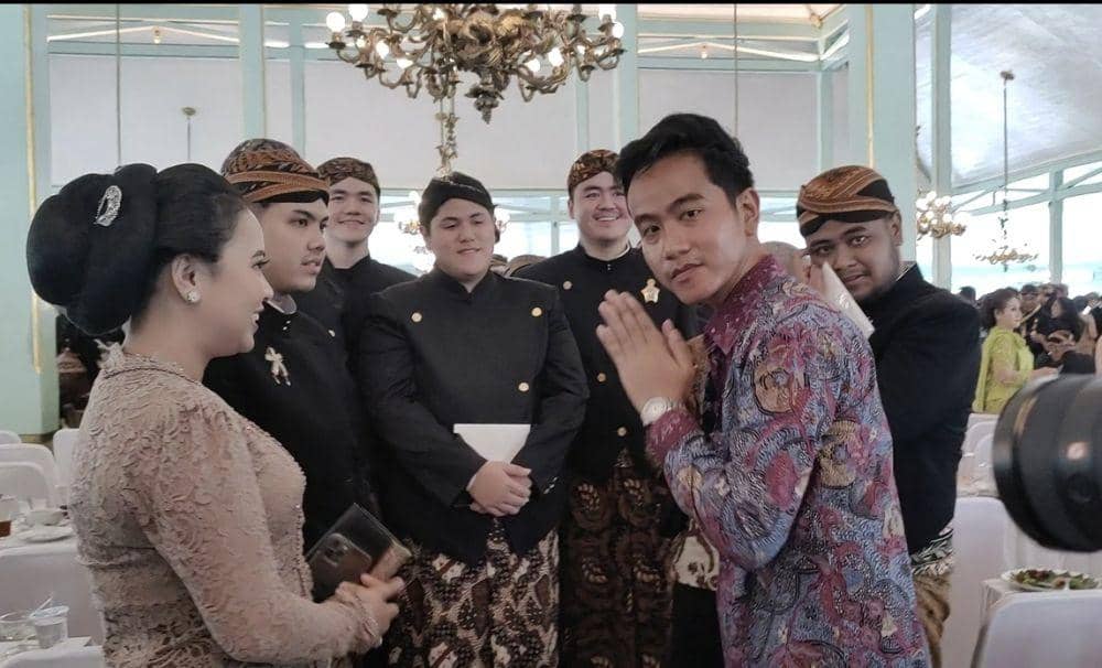 Wiston Utomo dan William Utomo hadiri Jumenengan KGPAA Mangkunegara ke-2 di Pura Mangkunegaran. (IDN Times/Larasati Rey)
