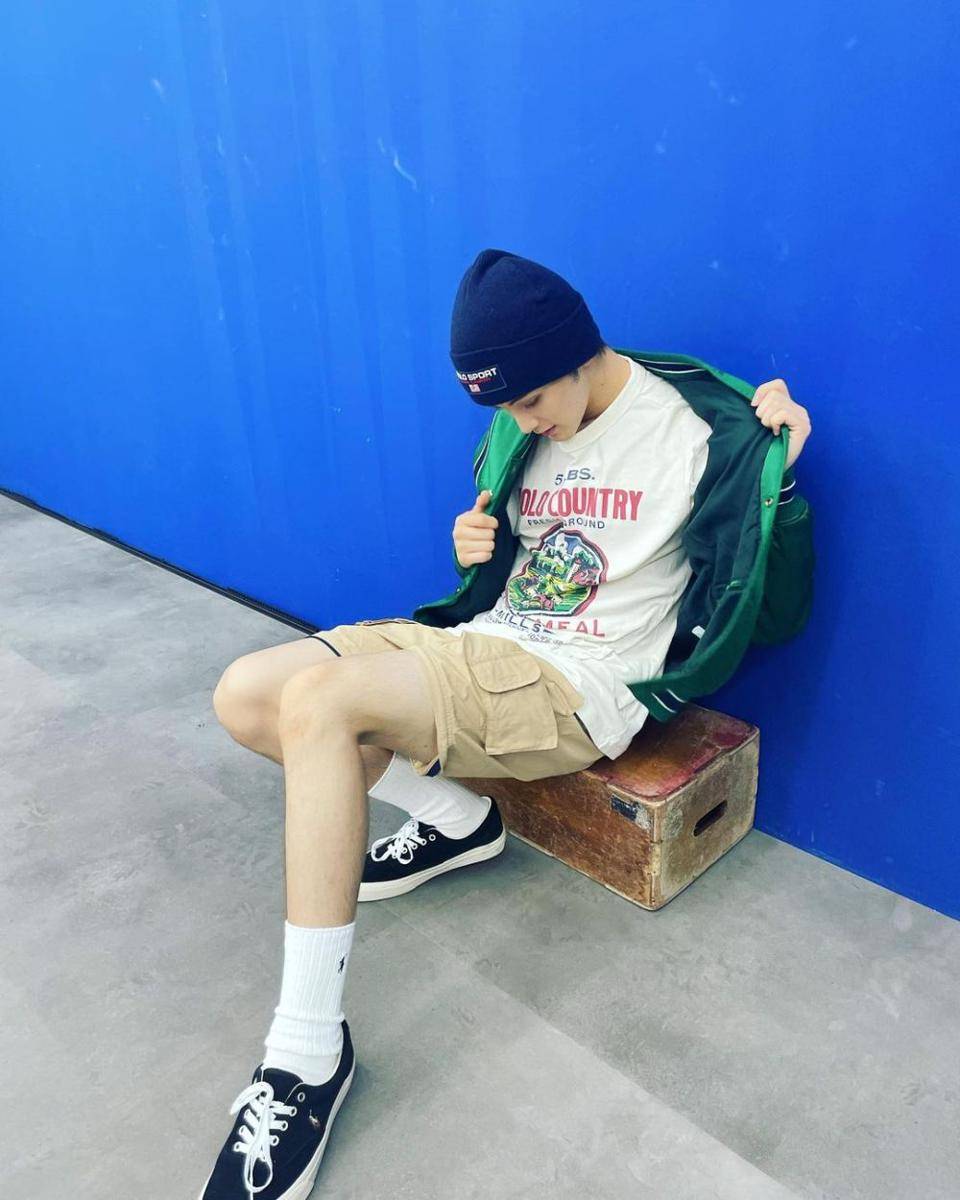 OOTD T-shirt putih ala Mark NCT (instagram.com/onyourm__ark)