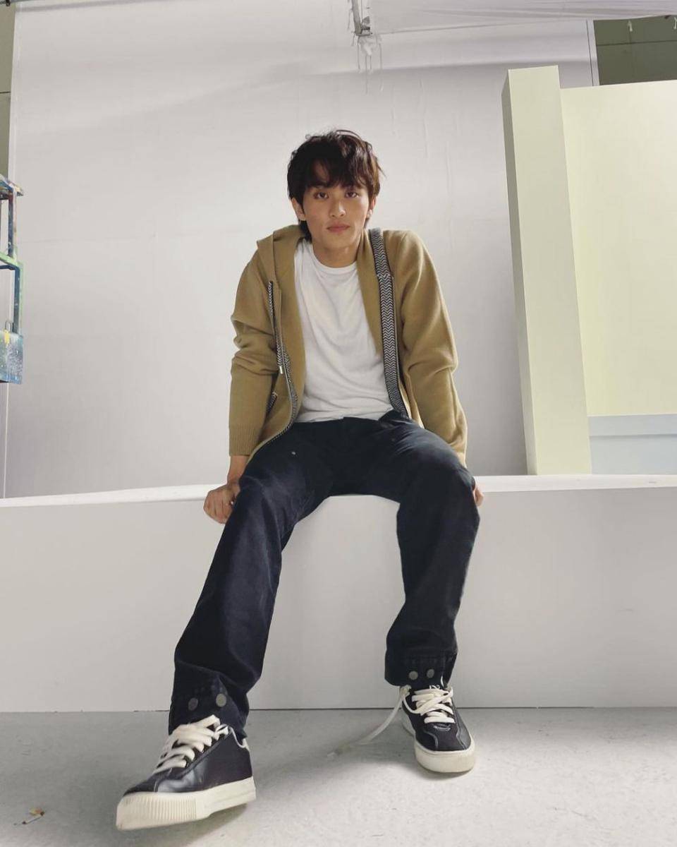 OOTD T-shirt putih ala Mark NCT (instagram.com/onyourm__ark)
