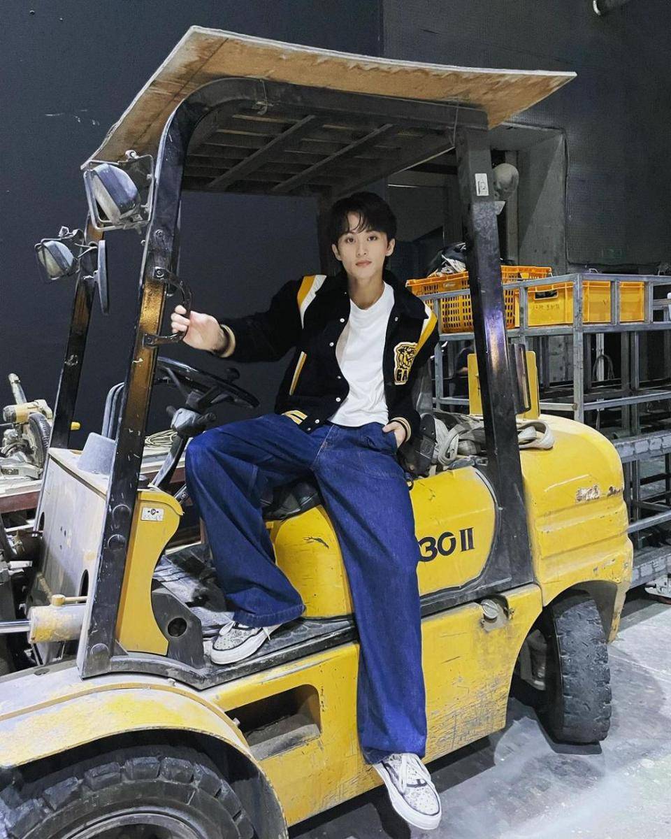 OOTD T-shirt putih ala Mark NCT (instagram.com/onyourm__ark)