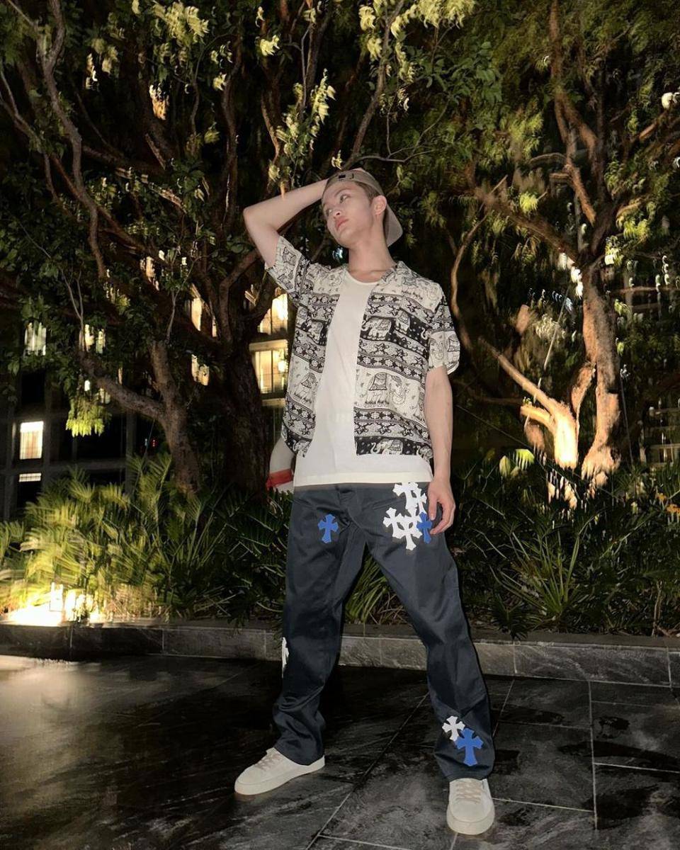 OOTD T-shirt putih ala Mark NCT (instagram.com/onyourm__ark)