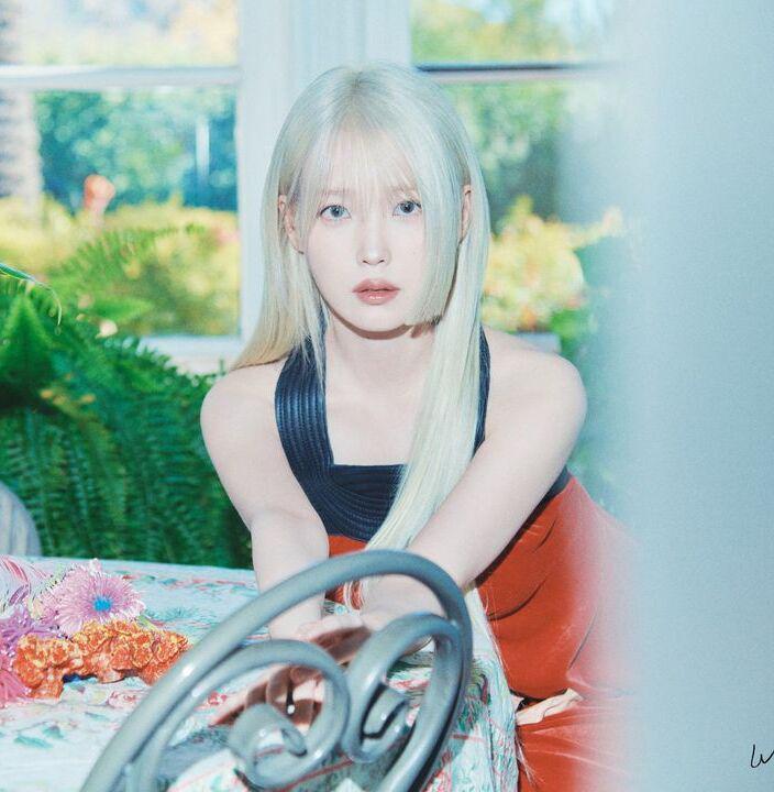 IU di Mini Album "The Winning" (instagram.com/edam.official)