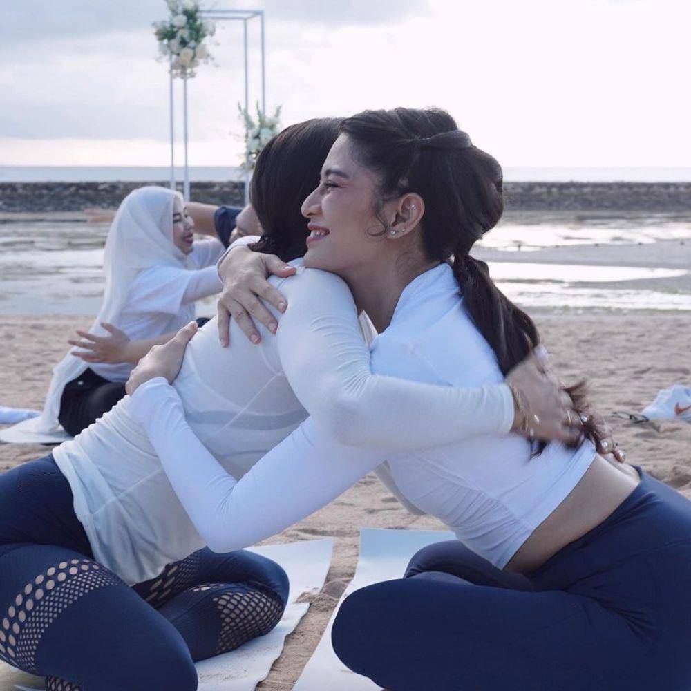 potret Jennifer Bachdim dan Dian Sastro yoga bareng (instagram.com/jenniferbachdim)