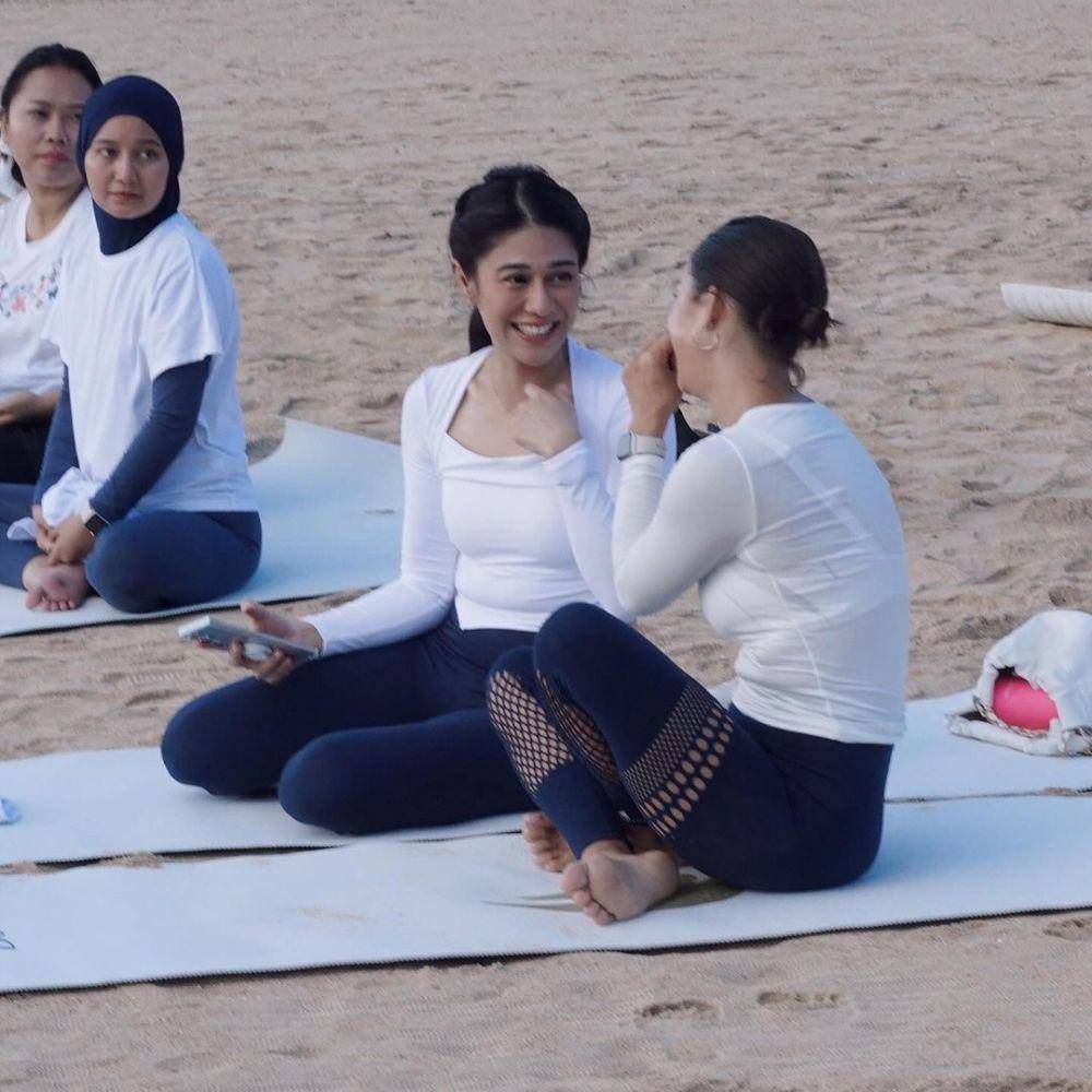 potret Jennifer Bachdim dan Dian Sastro yoga bareng (instagram.com/jenniferbachdim)