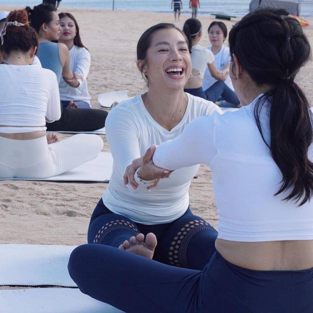 potret Jennifer Bachdim dan Dian Sastro yoga bareng (instagram.com/jenniferbachdim)