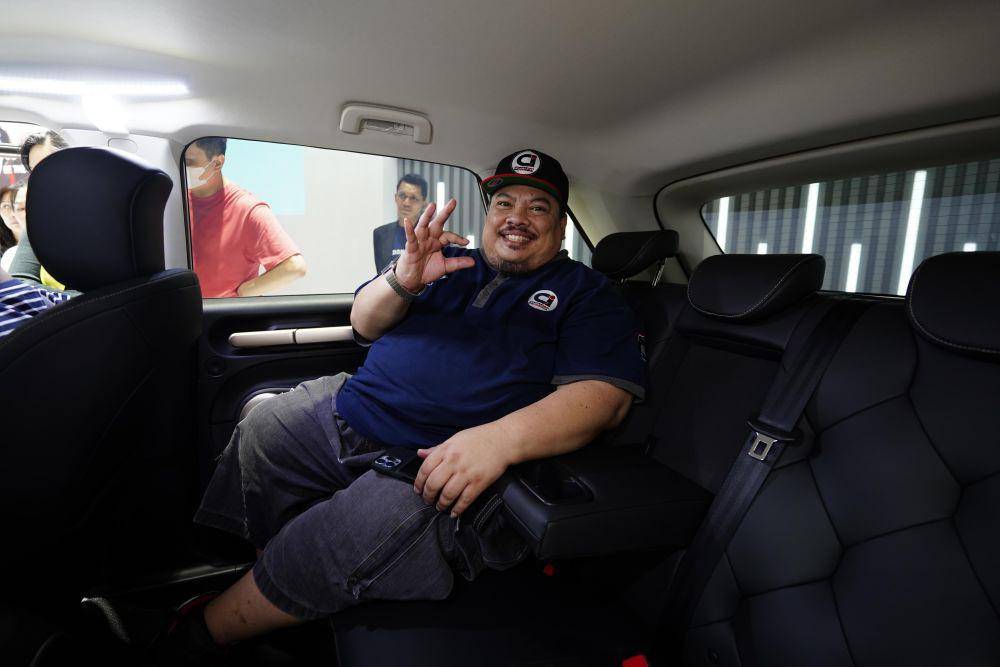 Teddy Ichsan selaku Ketua Umum dari Cortezian Indonesia merasakan kenyamanan dan bahan yang berkelas pada jok dari Cloud EV (Dok. Wuling)