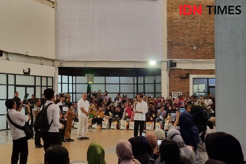 Jokowi Serahkan Bantuan Beras Cadangan Pangan untuk Warga Tangsel