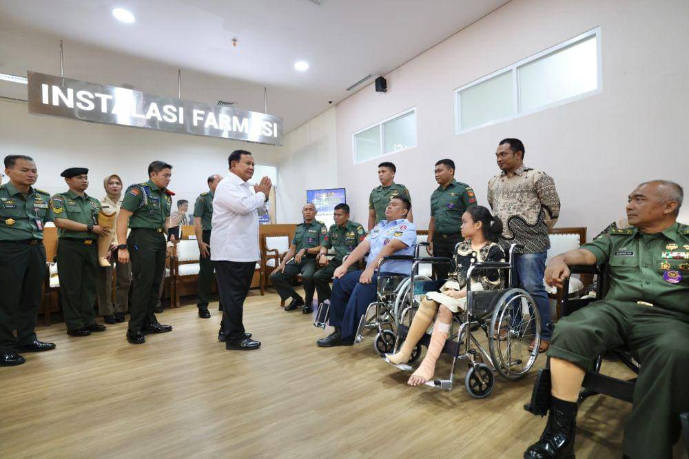 Menteri Pertahanan Prabowo Subianto mendampingi Presiden RI Joko Widodo (Jokowi) meresmikan Rumah Sakit Pusat Pertahanan Negara (RSPPN) Panglima Besar Soedirman beserta 25 RS TNI bertempat di RSPPN, Bintaro, Jakarta, Senin (19/2). (Dok. TKN Prabowo-Gibran)