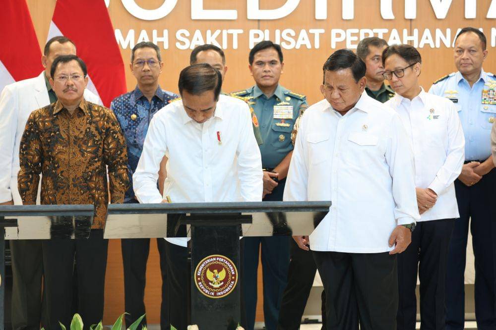Menteri Pertahanan Prabowo Subianto mendampingi Presiden RI Joko Widodo (Jokowi) meresmikan Rumah Sakit Pusat Pertahanan Negara (RSPPN) Panglima Besar Soedirman beserta 25 RS TNI bertempat di RSPPN, Bintaro, Jakarta, Senin (19/2). (Dok. TKN Prabowo)