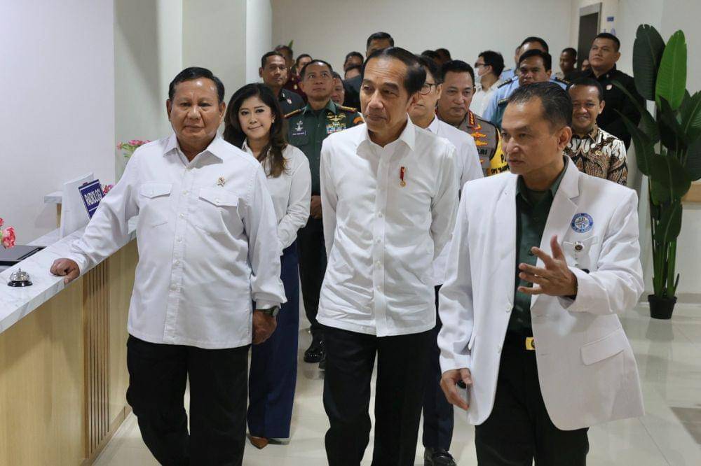 Menteri Pertahanan Prabowo Subianto mendampingi Presiden RI Joko Widodo (Jokowi) meresmikan Rumah Sakit Pusat Pertahanan Negara (RSPPN) Panglima Besar Soedirman beserta 25 RS TNI bertempat di RSPPN, Bintaro, Jakarta, Senin (19/2). (Dok. TKN Prabowo)