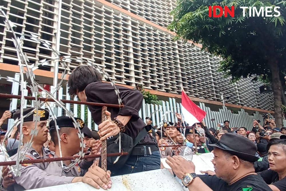 Massa paksa masuk Gedung KPU saat demo. (IDN Times/Yosafat Diva Bayu Wisesa)