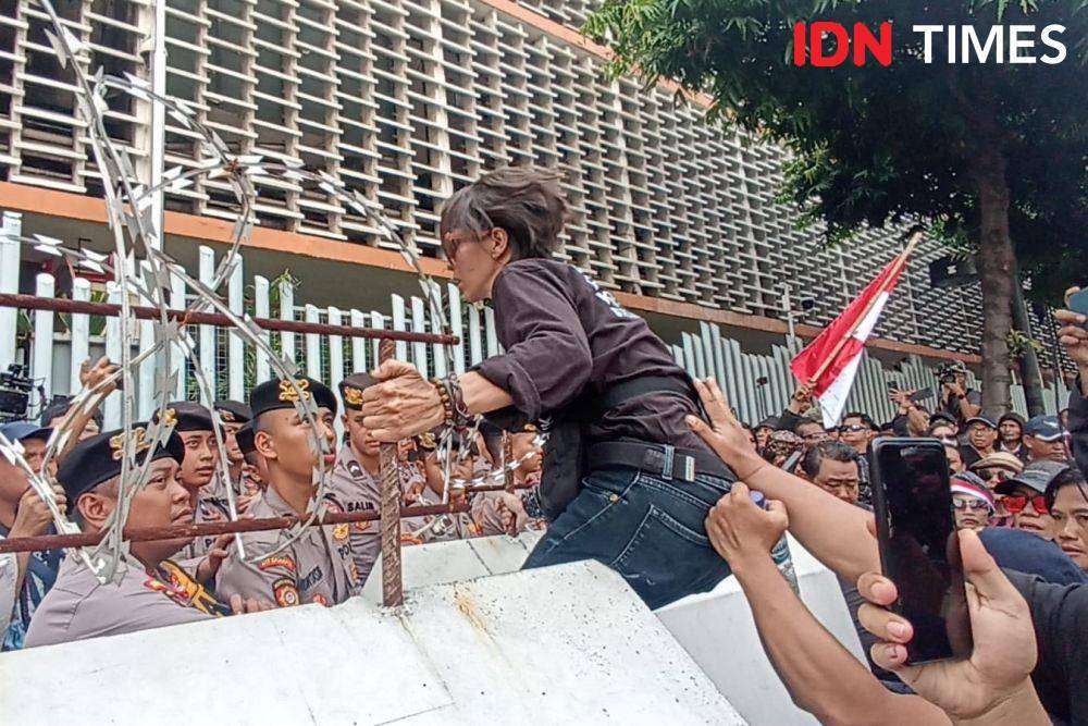Massa paksa masuk Gedung KPU saat demo. (IDN Times/Yosafat Diva Bayu Wisesa)