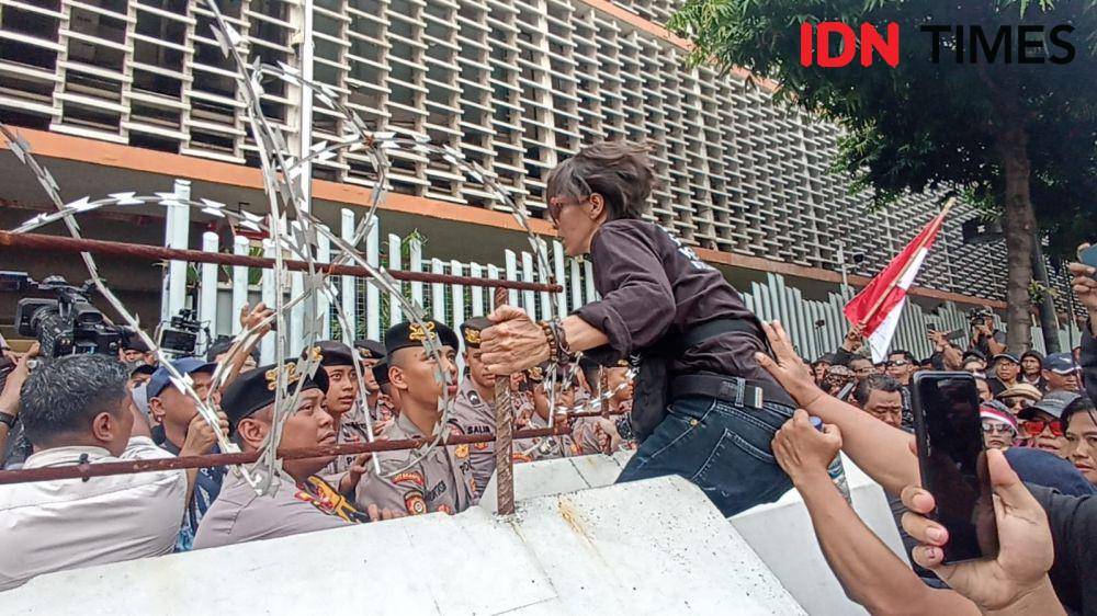 Demonstrasi di depan Bawaslu yang sempat ricuh, Senin (19/2/2024) (IDN Times / Yosafat Diva Bayu)
