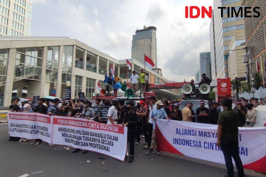Mahasiswa gelar aksi dukung KPU dan Bawaslu tolak intimidasi penyelenggara pemilu. (IDN Times/Yosafat Diva Bayu Wisesa)
