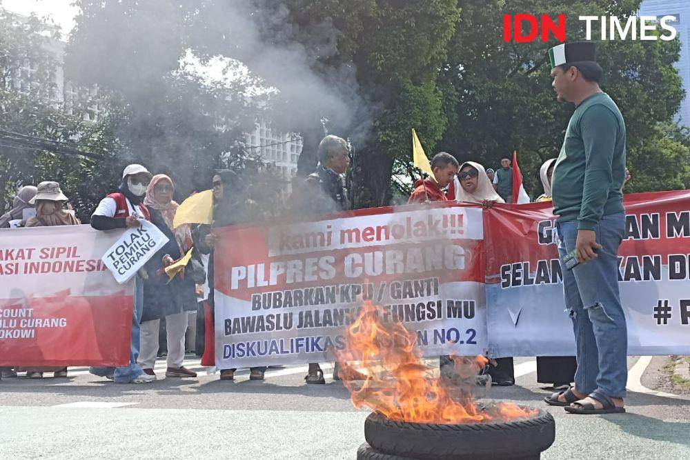 Demonstran Bakar Ban Tolak Pemilu Curang di Depan KPU, Minta Jokowi Diadili. (IDN Times/Amir Faisol)