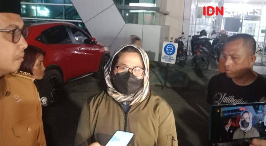 Lurah Lariang Bangi, Yetti, saat diwawancara soal KPPS di Makassar meninggal, Senin (19/2/2024). IDN Times/Dahrul Amri