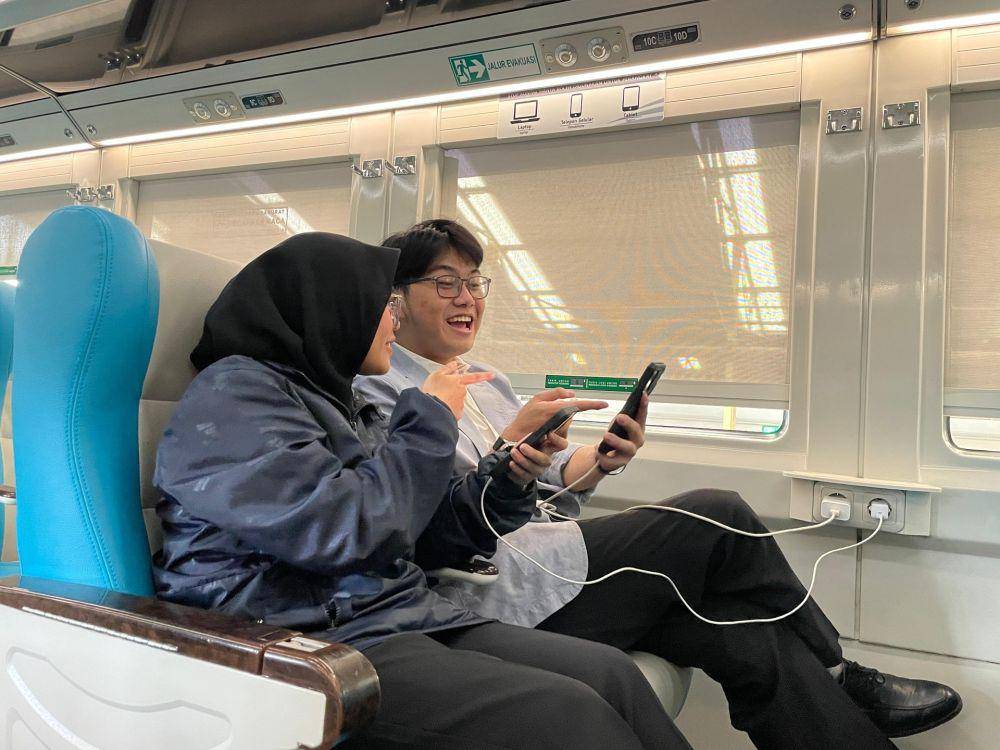 KAI imbau penumpang di dalam kereta bijak menggunakan fasilitas colokan (dok. PT KAI)