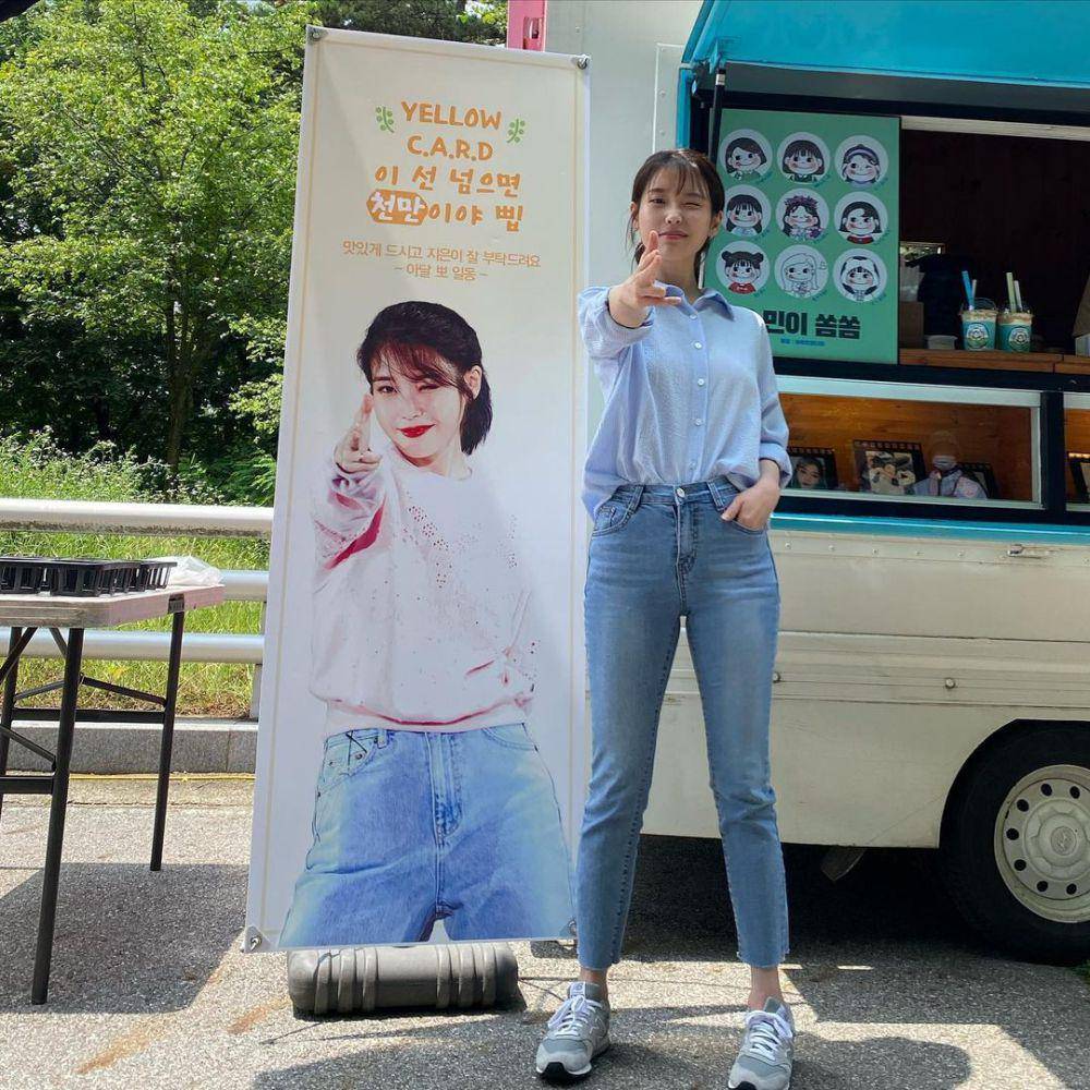 outfit korean style ala IU yang hijab friendly (instagram.com/dlwlrma)