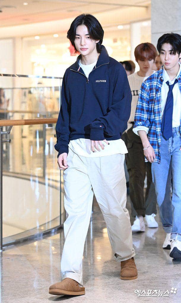 celana oversize ala Hyunjin Stray Kids (dok. m.news.nate.com/Go Ah Ra)