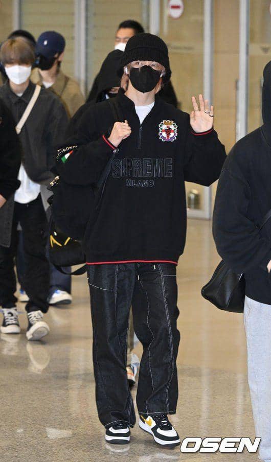 celana oversize ala Hyunjin Stray Kids (dok. m.news.nate.com/Dae Sun Lee)