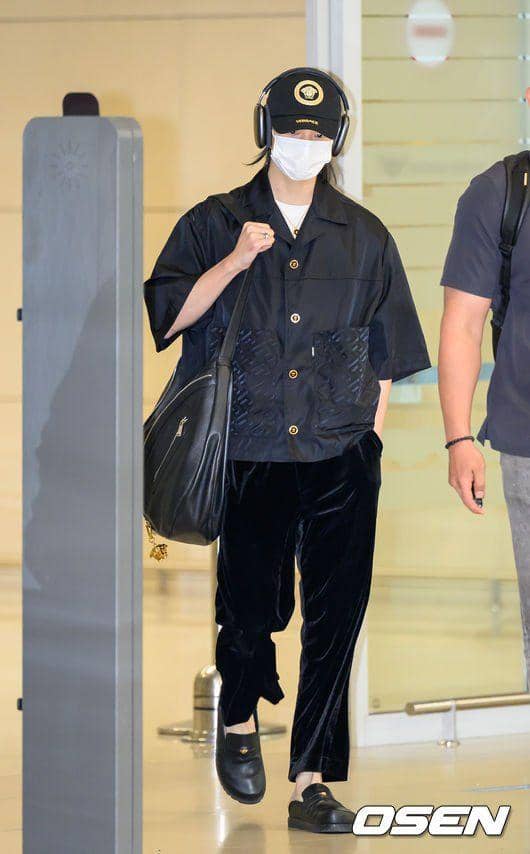 celana oversize ala Hyunjin Stray Kids (dok. m.news.nate.com/Dae Sun Lee)