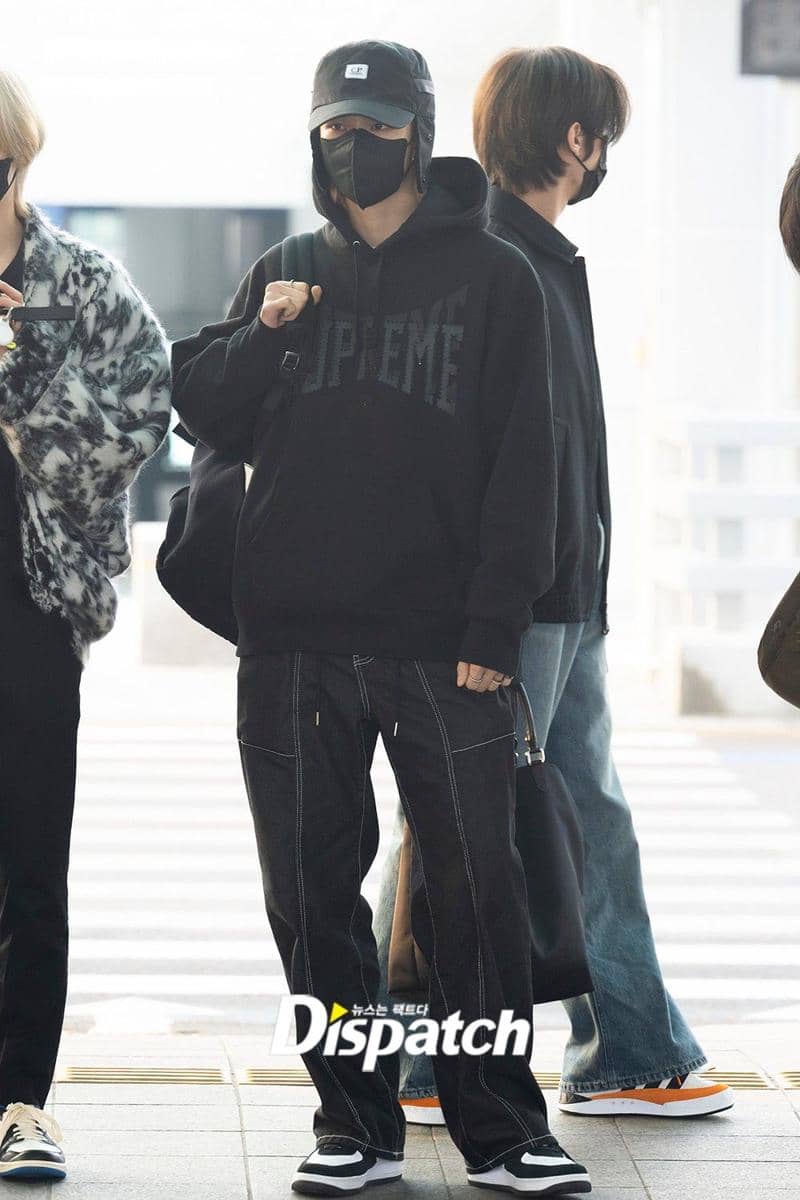 celana oversize ala Hyunjin Stray Kids (dok. dispatch.co.kr/Oh Min Agiza)