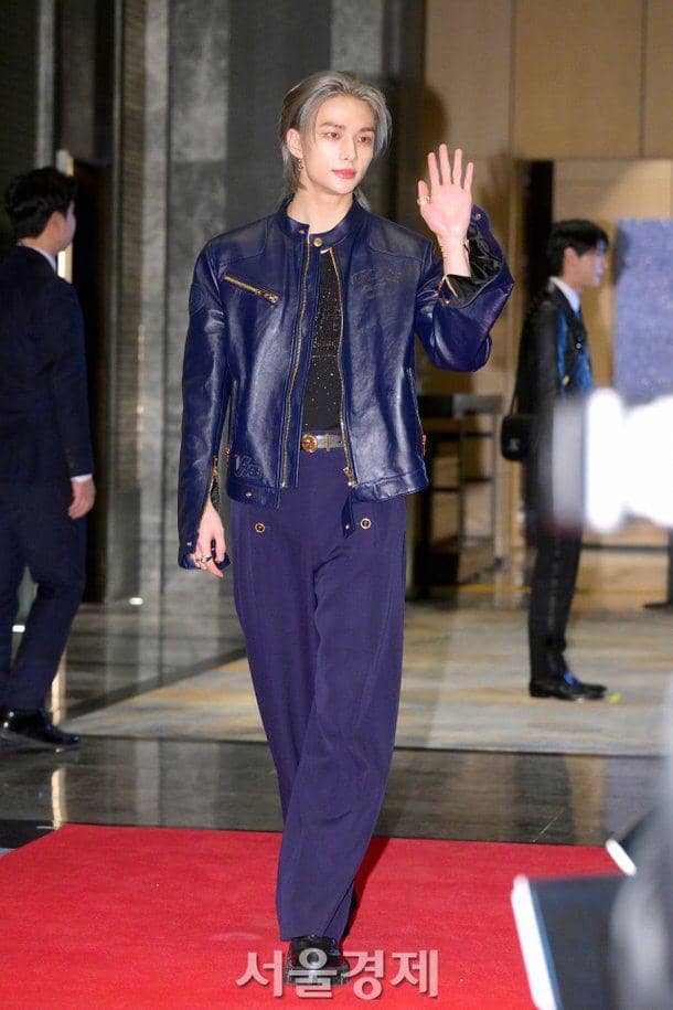 celana oversize ala Hyunjin Stray Kids (dok. m.news.nate.com/Kim Kyu Bin)