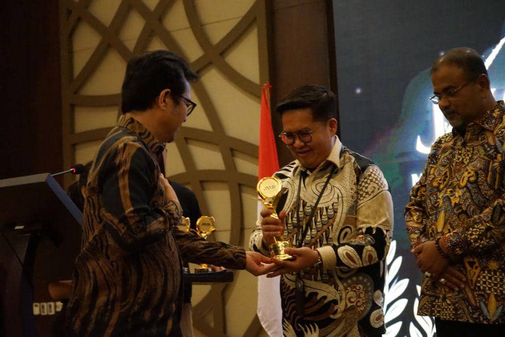 Wabub Kukar Meraih Penghargaan sebagai Tokoh Peduli UMKM