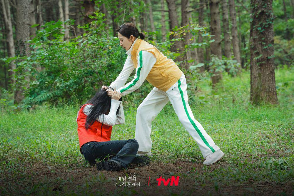 Song Ha Yoon dan Park Min Young di Marry My Husband (dok. tvN/Marry My Husband)