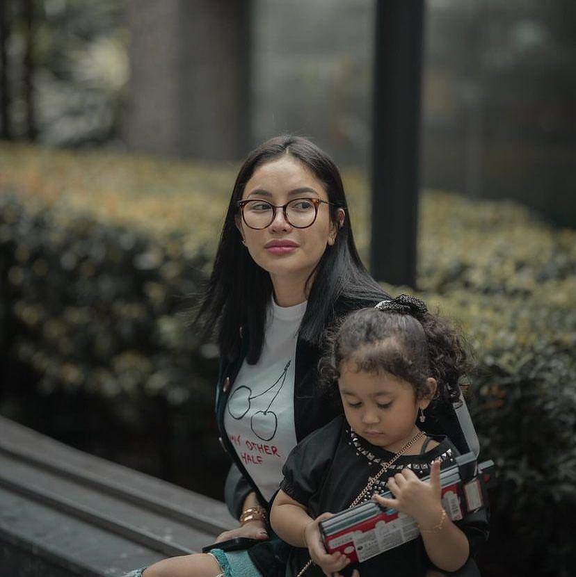 potret Nikita Mirzani momong keponakan Rizky Irmansyah (Instagram.com/nikitamirzanimawardi_172)